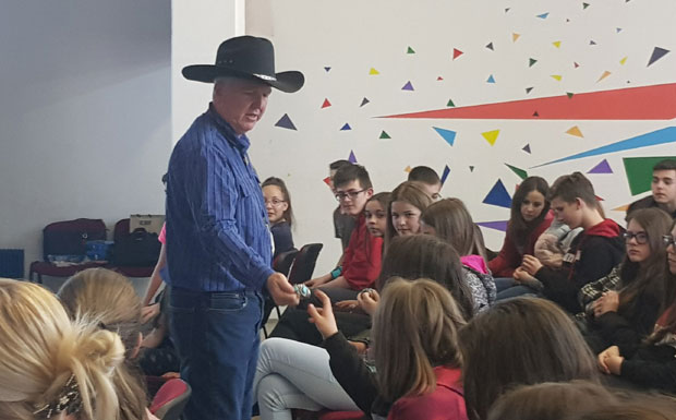 АМБАСАДОР СКОТ „ОБЈАСНИО“: Српској деци сам показивао мапу Србије без Космета јер је то став САД; Ђаци протестовали 